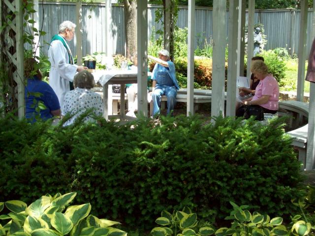 PrayerGardenNoonMass_00.jpg