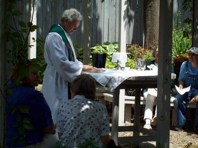 PrayerGardenNoonMass_01.jpg