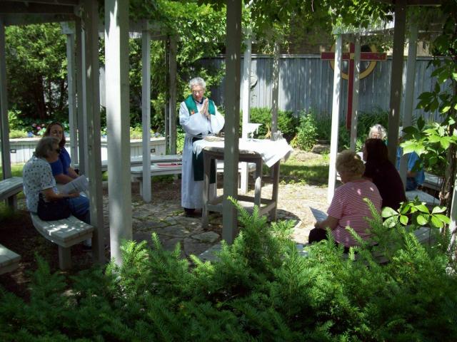PrayerGardenNoonMass_02.jpg
