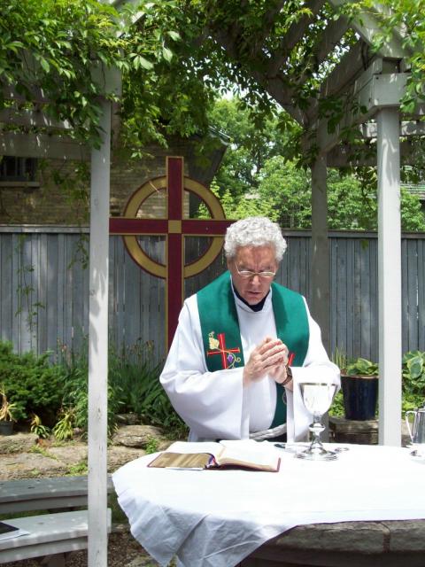 PrayerGardenNoonMass_05.jpg